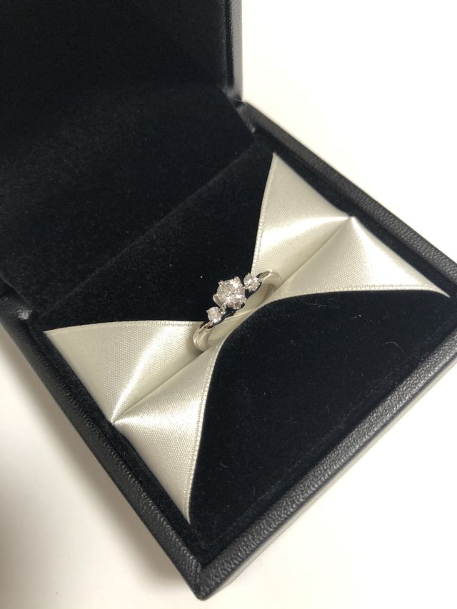 三石の婚約指輪