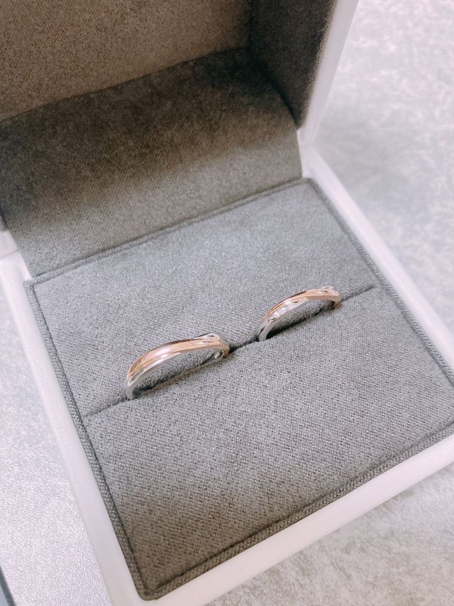 プラチナとピンクゴールドのコンビの指輪です。