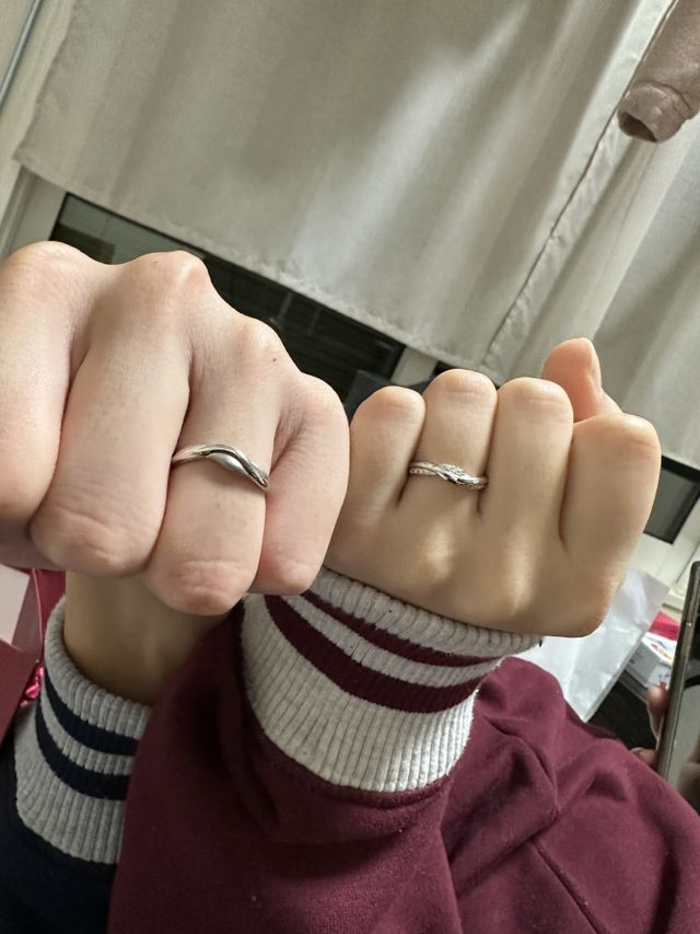 お互いの薬指に着用した時の写真