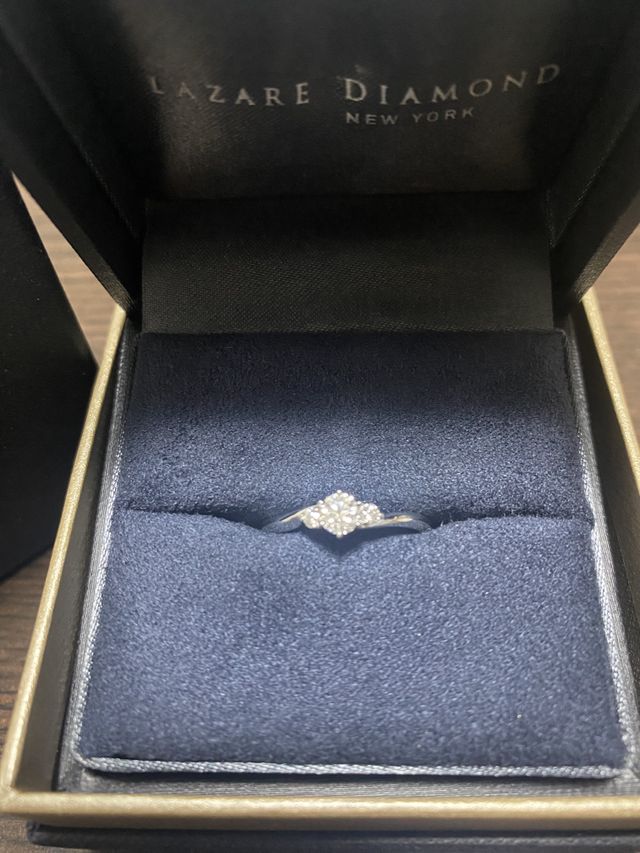 両サイドのダイヤがアクセントになり、より一層輝きます