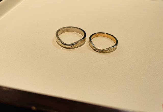 曲線と独特な柄が美しい指輪