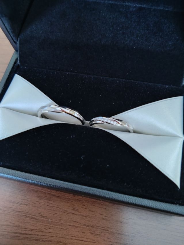 購入して直ぐの写真です。リボンの中に指輪があって可愛いです。