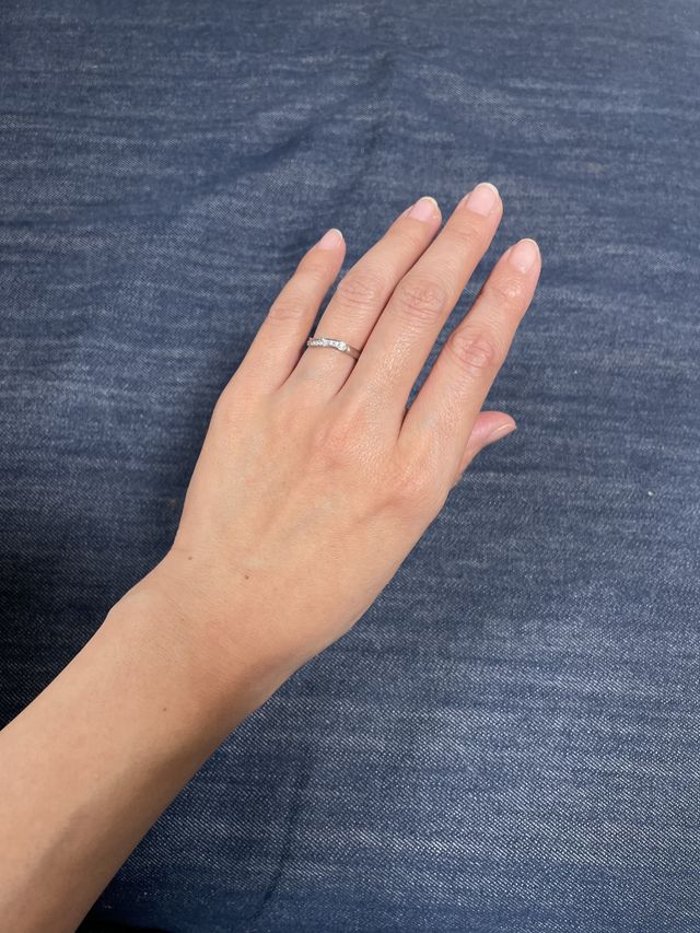 程よいカーブが指を綺麗にみせてくれます。