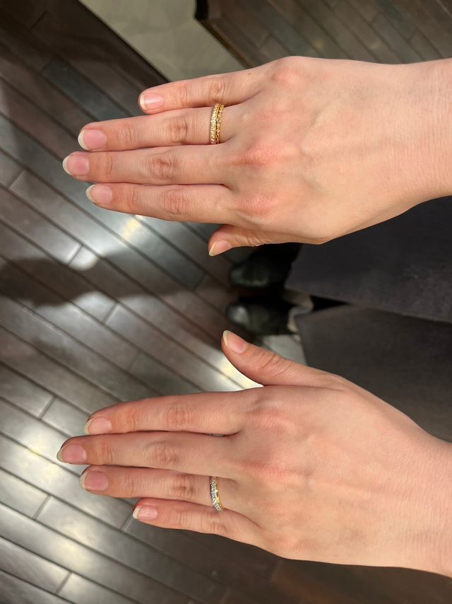 試着時の写真です。悩んで左手のものにしました