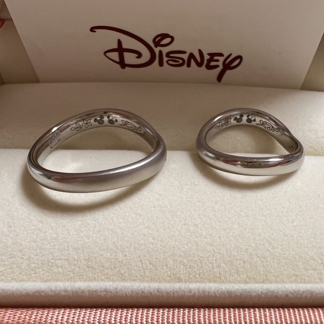 内側にはプルメリアとミッキーとミニーのシルエットを刻印