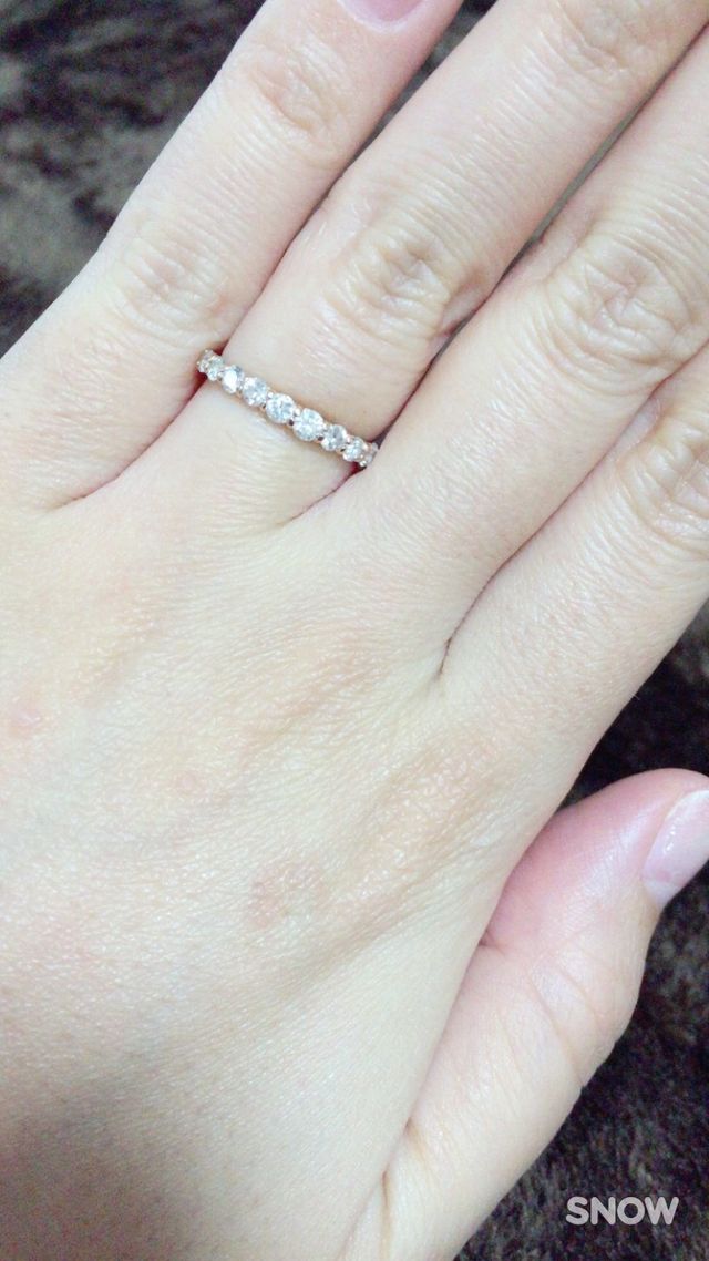 色はピンクゴールドでダイヤモンドがキラキラしてて可愛いです！