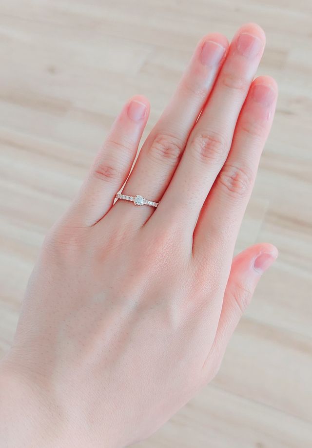 婚約指輪を着用しています。