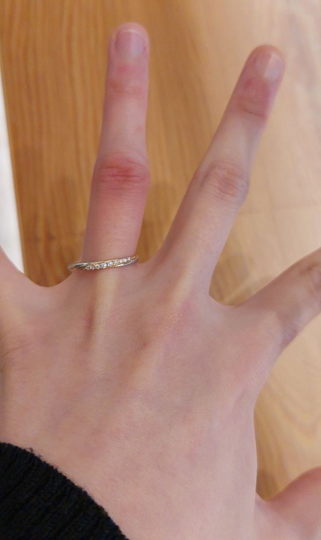 結婚指輪を着用しています。