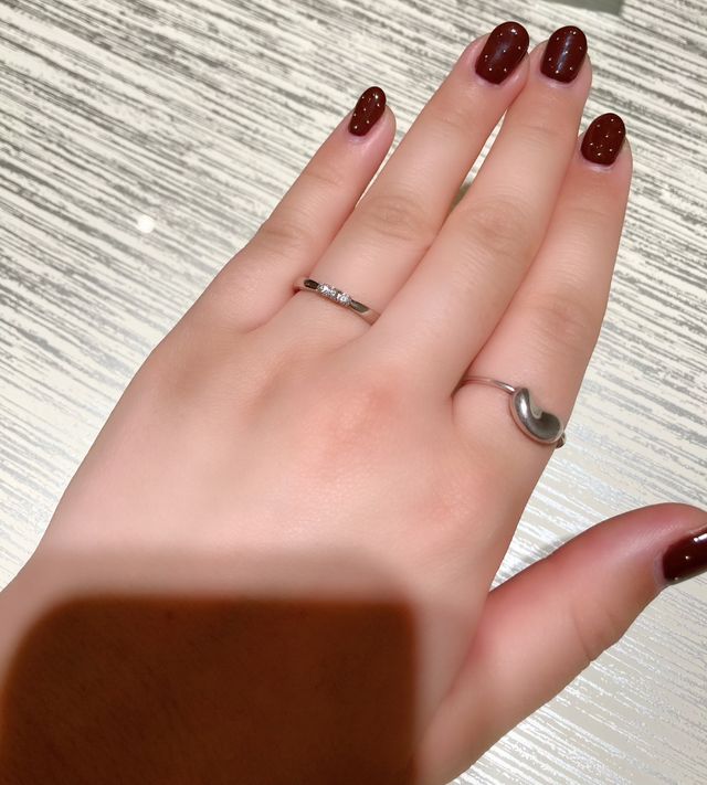 ダイヤが真ん中に3つあって
埋込みではなく立体的？です