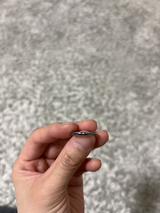 女性用はダイヤ入り、カラーはアクアマリンです。つやあり。