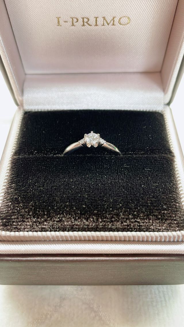 ボックスは少し重みがあり、シンプルで高級感があった。