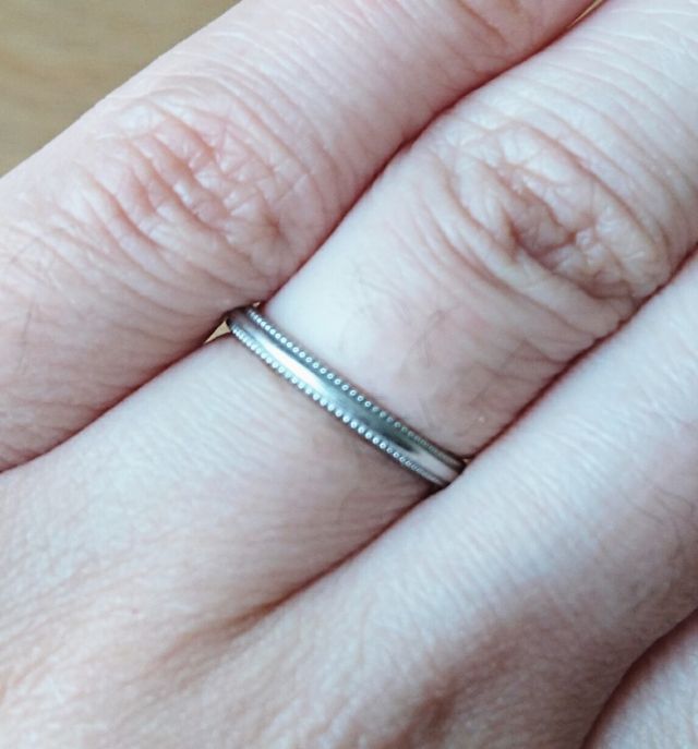 よく見るとミル打ちされたデザインなのが特徴的です。