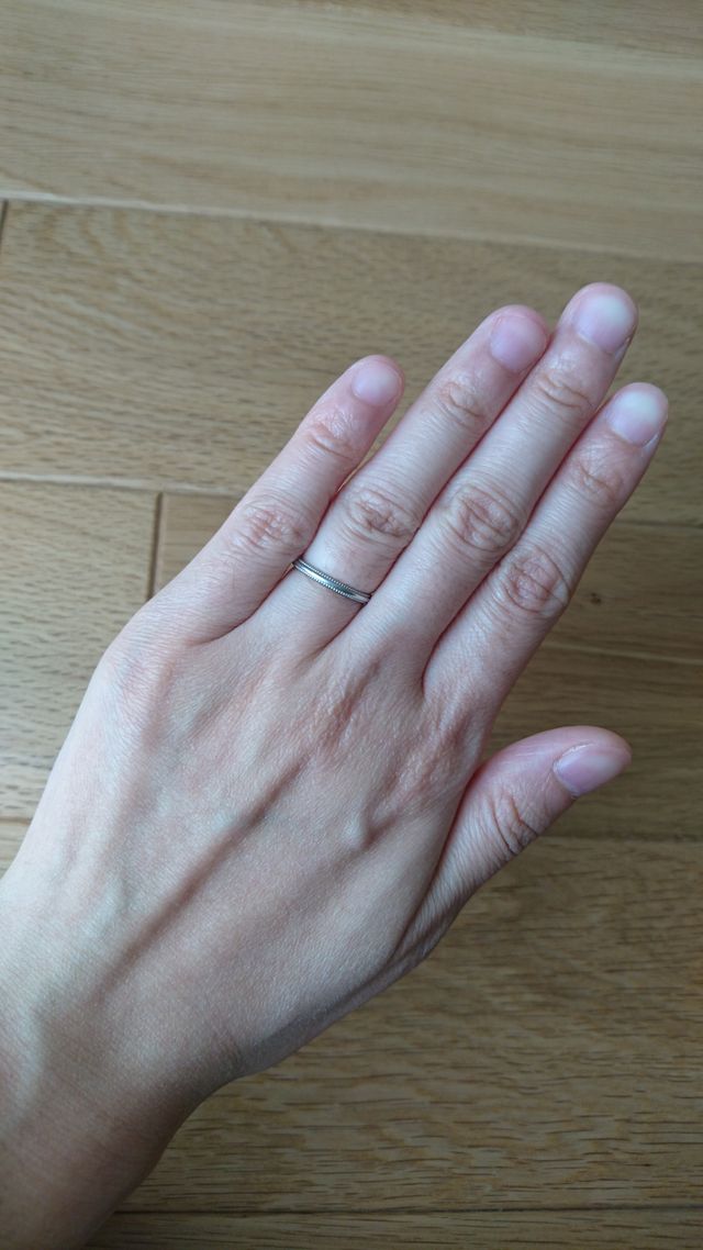 女性用。結婚指輪らしい華奢でシンプルなデザインです。