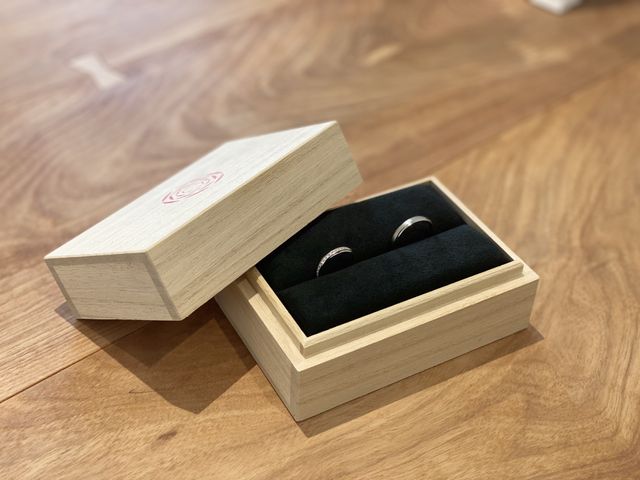 時結を購入しました。
ダイヤモンドが一列あしらわれております