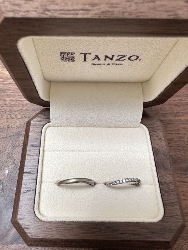 S字カーブ,えぐり加工,夫:金の面張,妻:ダイヤ11個