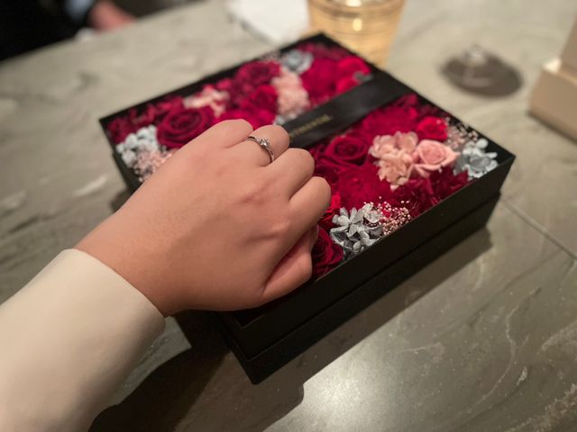 婚約指輪をつけている写真