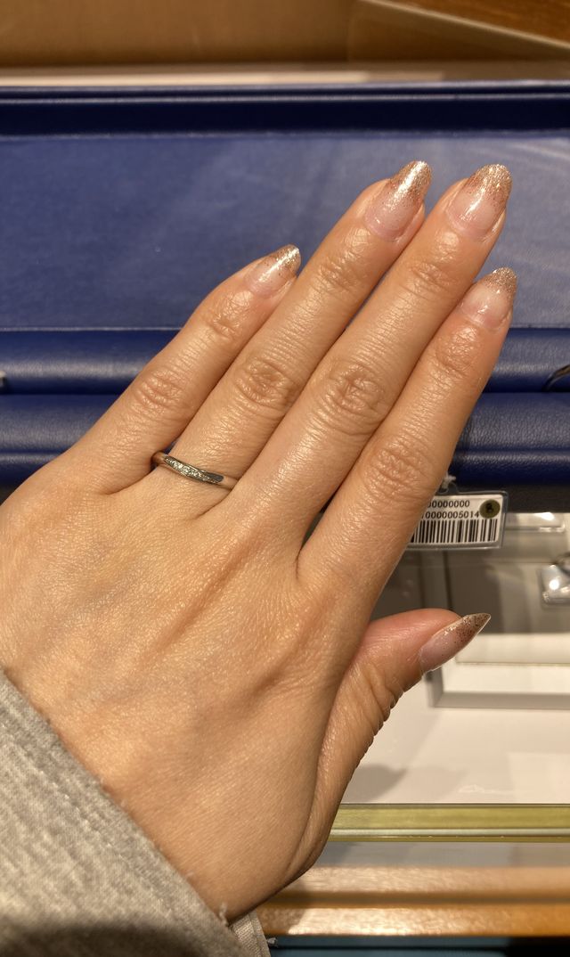 ウェーブの指輪でダイヤがはいっています。指が長く見え素敵です