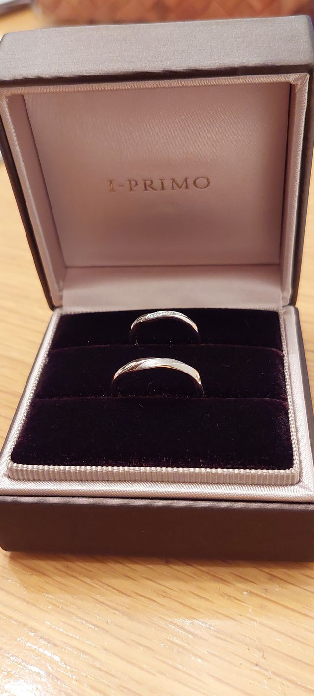 上が妻、下が夫の結婚指輪です。