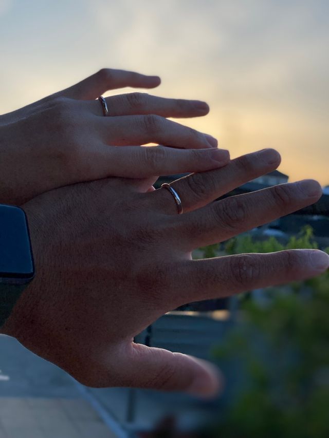 新郎はシルバー
新婦はゴールドに一粒ダイヤ
曲線のデザイン