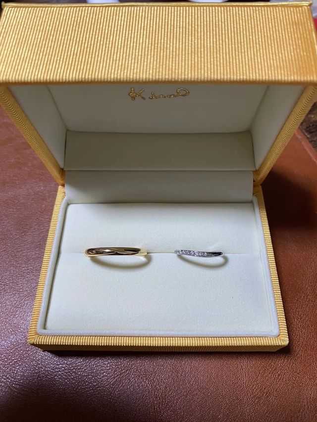 ハグユーというリングでイニシャルと日付を刻印してもらいました