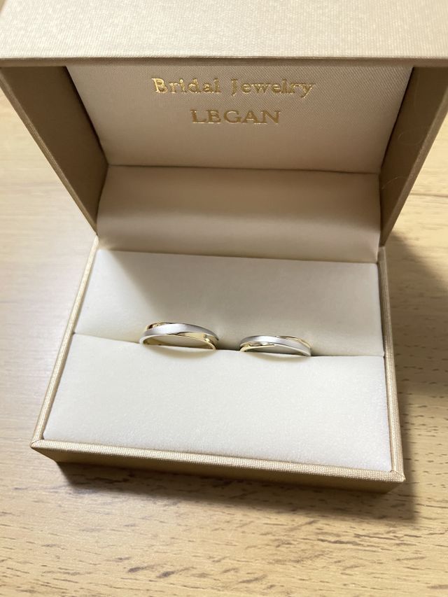 イエローゴールドとプラチナのクロスで合わせました。