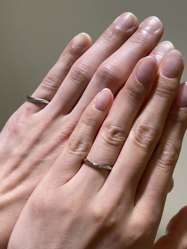 指の形に合ったウェーブのリングで素敵でした！
