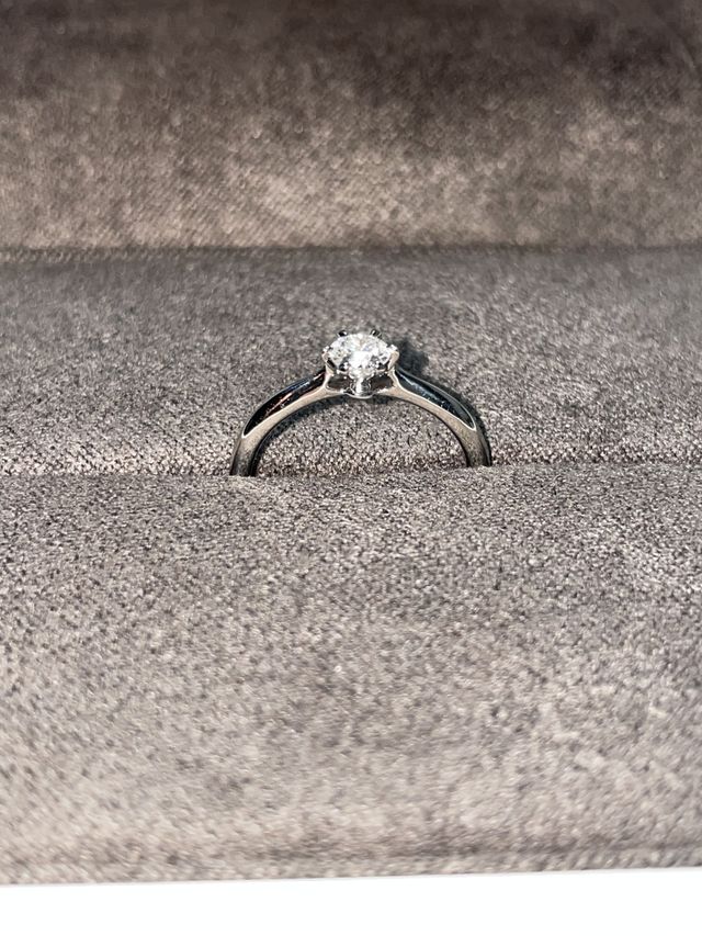 リングピローに置くと落ち着いた印象があります。