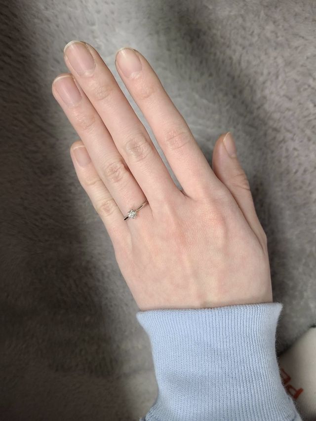 待ちに待った婚約指輪着用しました✨デザインがお気に入りです。