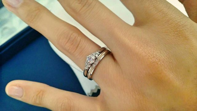 婚約指輪はブーケ、結婚指輪はシャンパンです。