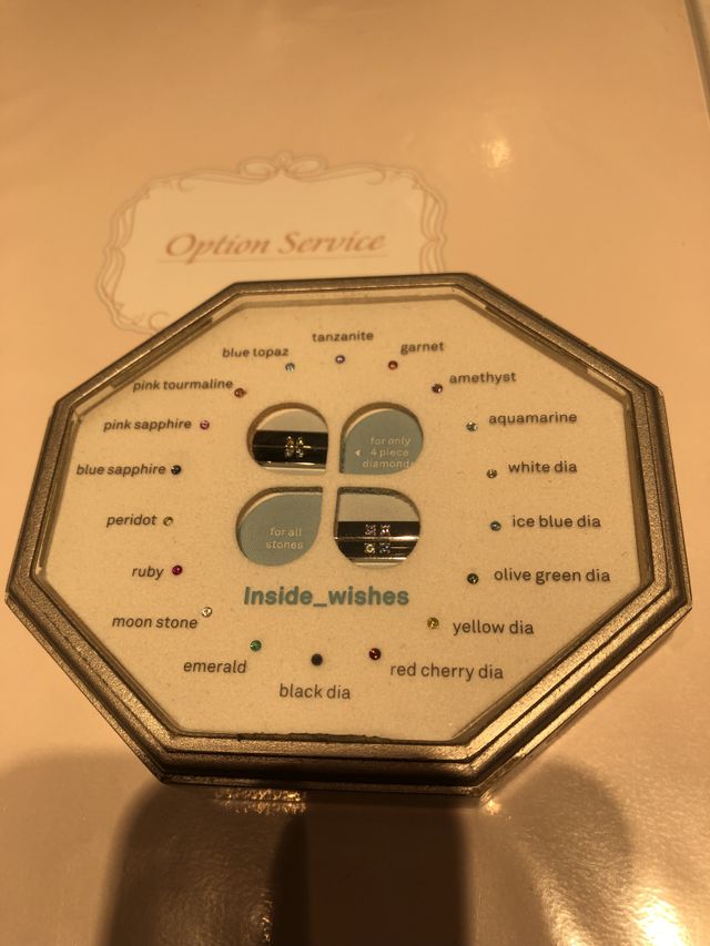 オプションサービスの、内側に入れるストーンのサンプル。