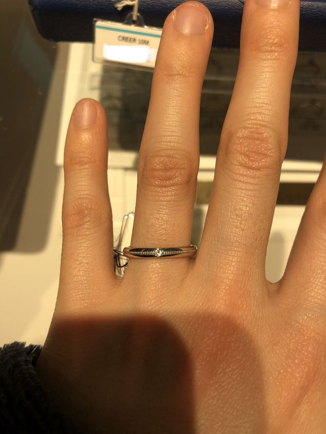 シンプルなデザインがいいと思い、試着した。