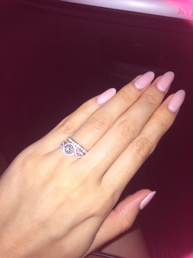 結婚指輪と重ね付けした写真