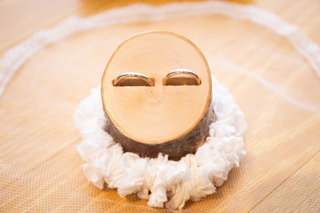 結婚式当日
桜の木で作ったリングピローにはめて