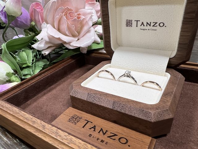 胡桃の木で末広がりという意味がある八角形のケースも素敵です