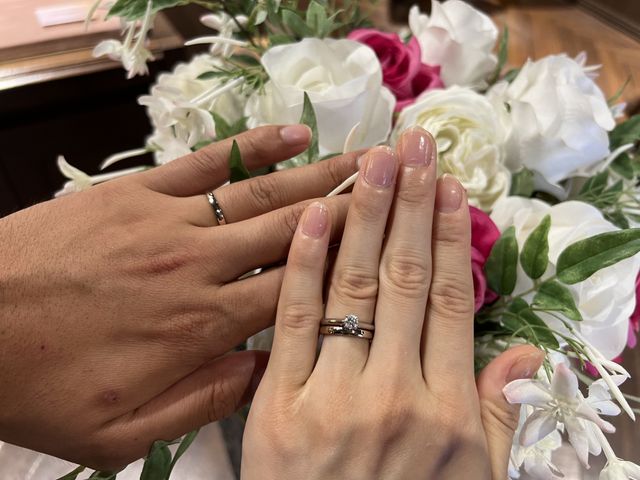 プラチナの婚約指輪と重ねづけしても浮かない、肌馴染みのいい色