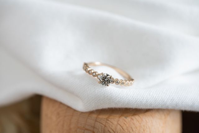 後日お店の方から送って頂いた婚約指輪のお写真です。