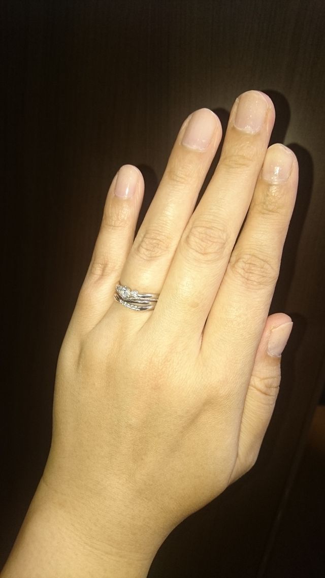 結婚指輪と婚約指輪の重ね付けをしています。