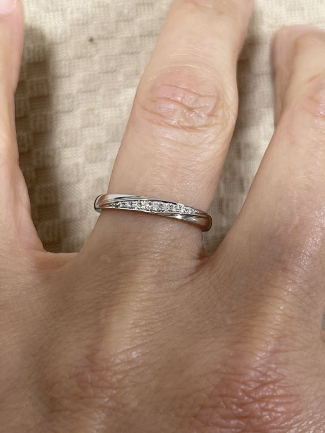 ダイヤ９石で、引っかかりもなく着けていて違和感がない。