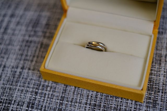 2つ合わせるとゴールド部分がハート型に