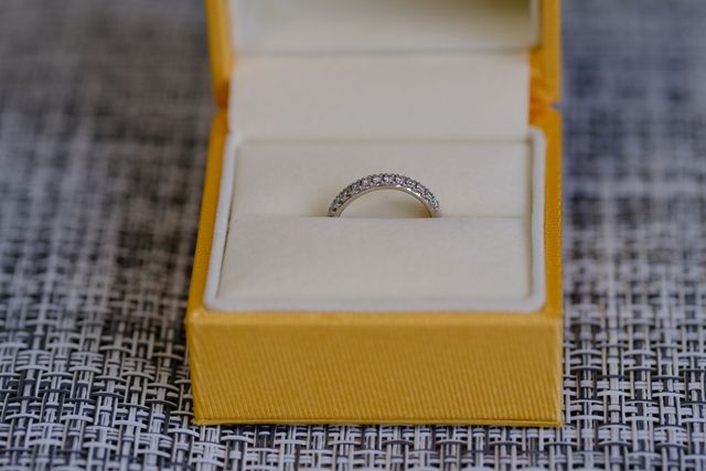 セミオーダーで結婚指輪のウェーブに合わせたハーフエタニティに