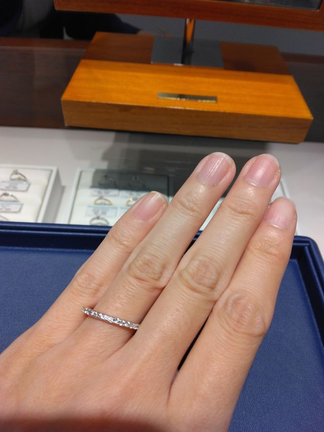 ハーフエタニティリングです。