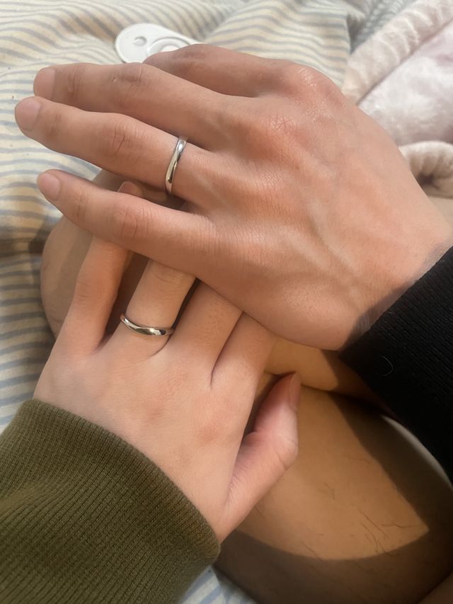 結婚指輪ができるのを楽しみにしていて完成した日に撮りました