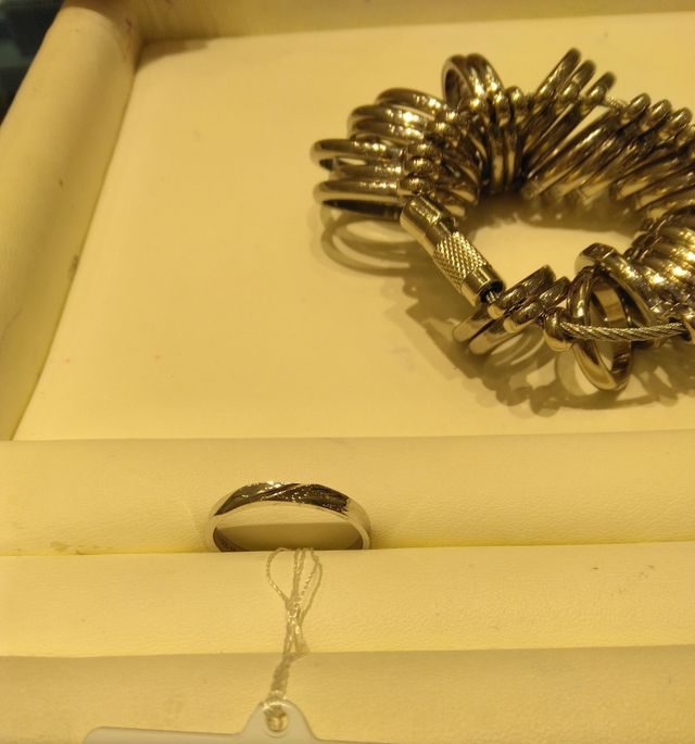 シンプルなリングで使いやすいです。