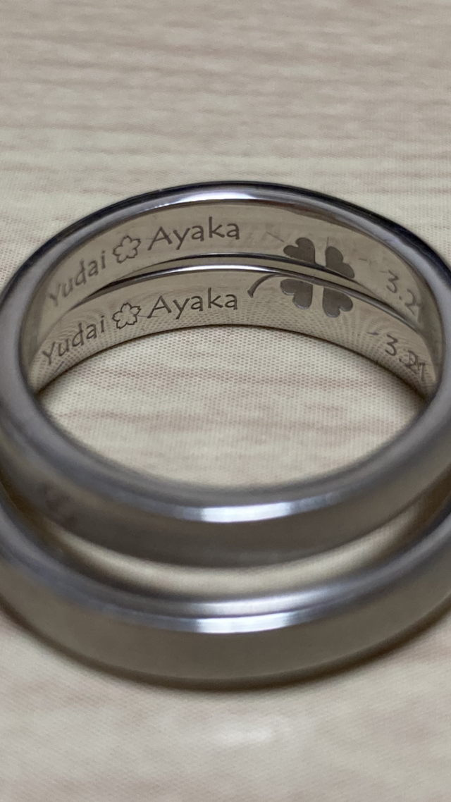 2人で重ねたときに四葉のクローバーになります。