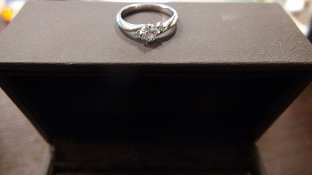 上品な大きさ。斜めカットで指が細く見えます。