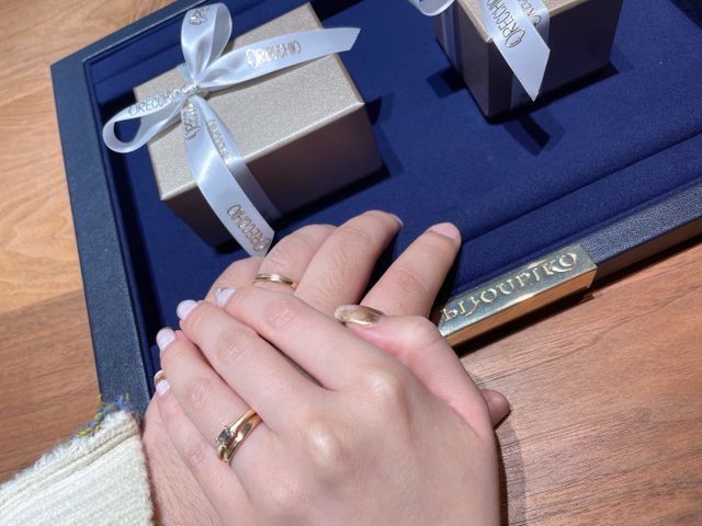 シンプルな指輪で、婚約指輪のエメラルドカットがお気に入り。