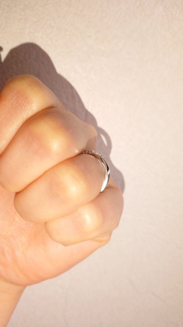 別角度からもダイヤモンドがキラッとします。