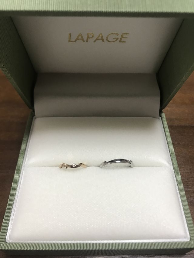 ベビーズブレス（かすみ草）をモチーフにしているペアリング。