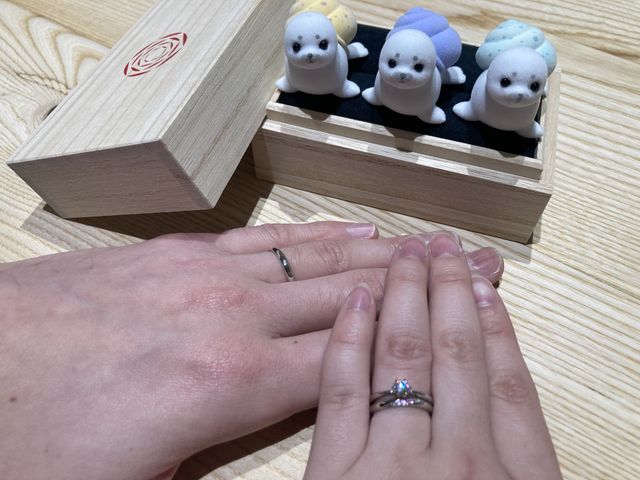 実際に着用。当日回したガチャガチャも添えて。