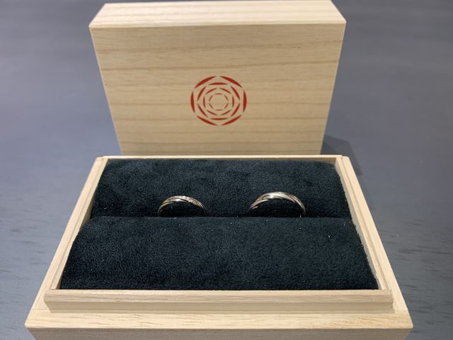 出雲大社のしめ縄を作る際の縄を綯う様をイメージした指輪です。